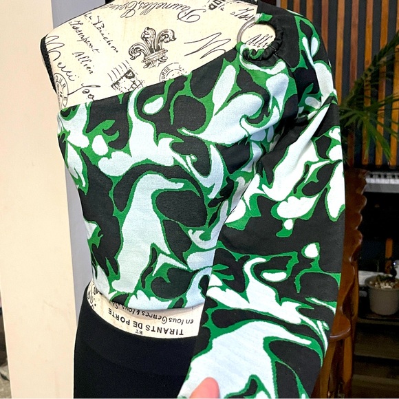 BNWOT ZARA Asymmetric Black and Green Top Size Large - Picture 4 of 8